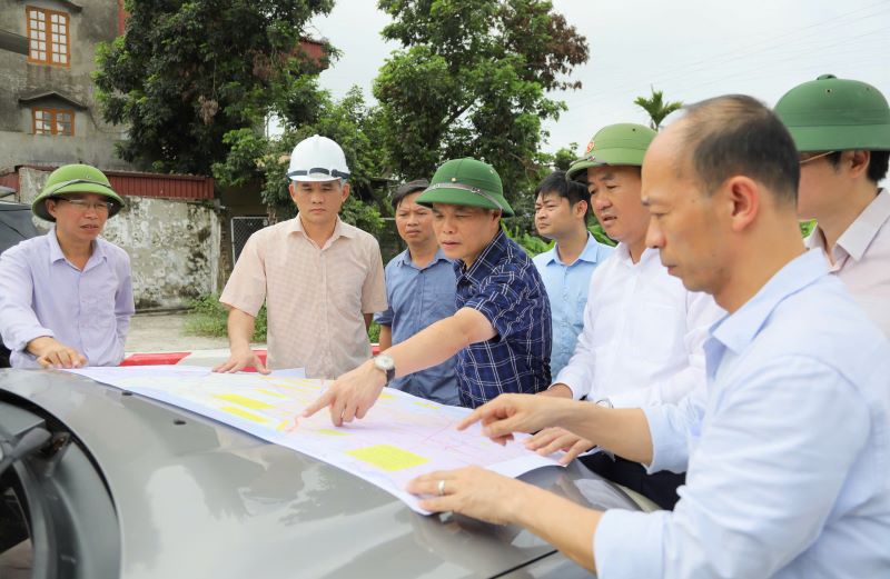 Đồng chí Chủ tịch UBND tỉnh Lê Ngọc Châu kiểm tra một số dự án đầu tư công trên địa bàn TP Hải Dương và huyện Tứ Kỳ